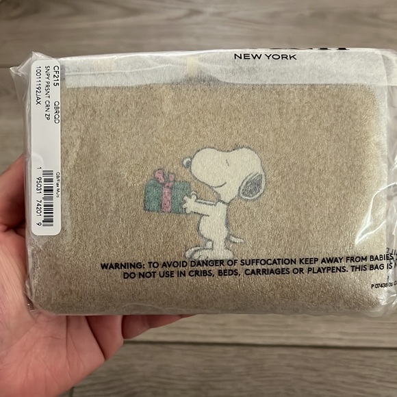 Coach X Peanuts Corner Zip Wristlet With Snoopy Present Motif - Picture 7 of 7